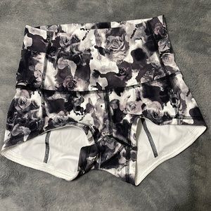 Lululemon shorts floral white and black